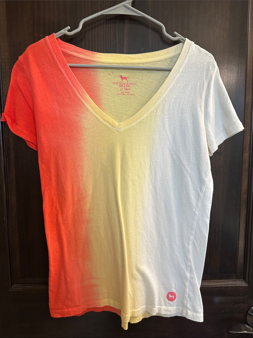 The Black Dog Ombre V-Neck Tee - Coral, Yellow & White Size SMALL 🪸🐾